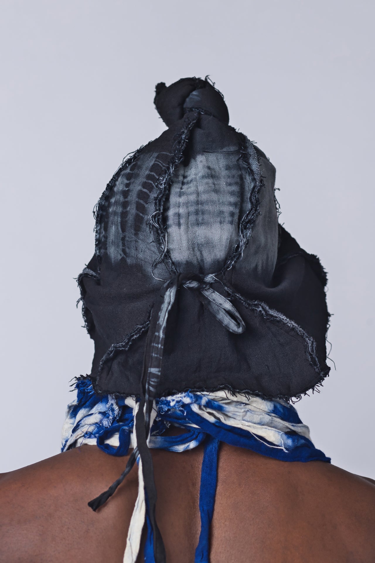 ITAM AGBON TIE AND DYE KNOTTED BUCKET HAT (BLACK)