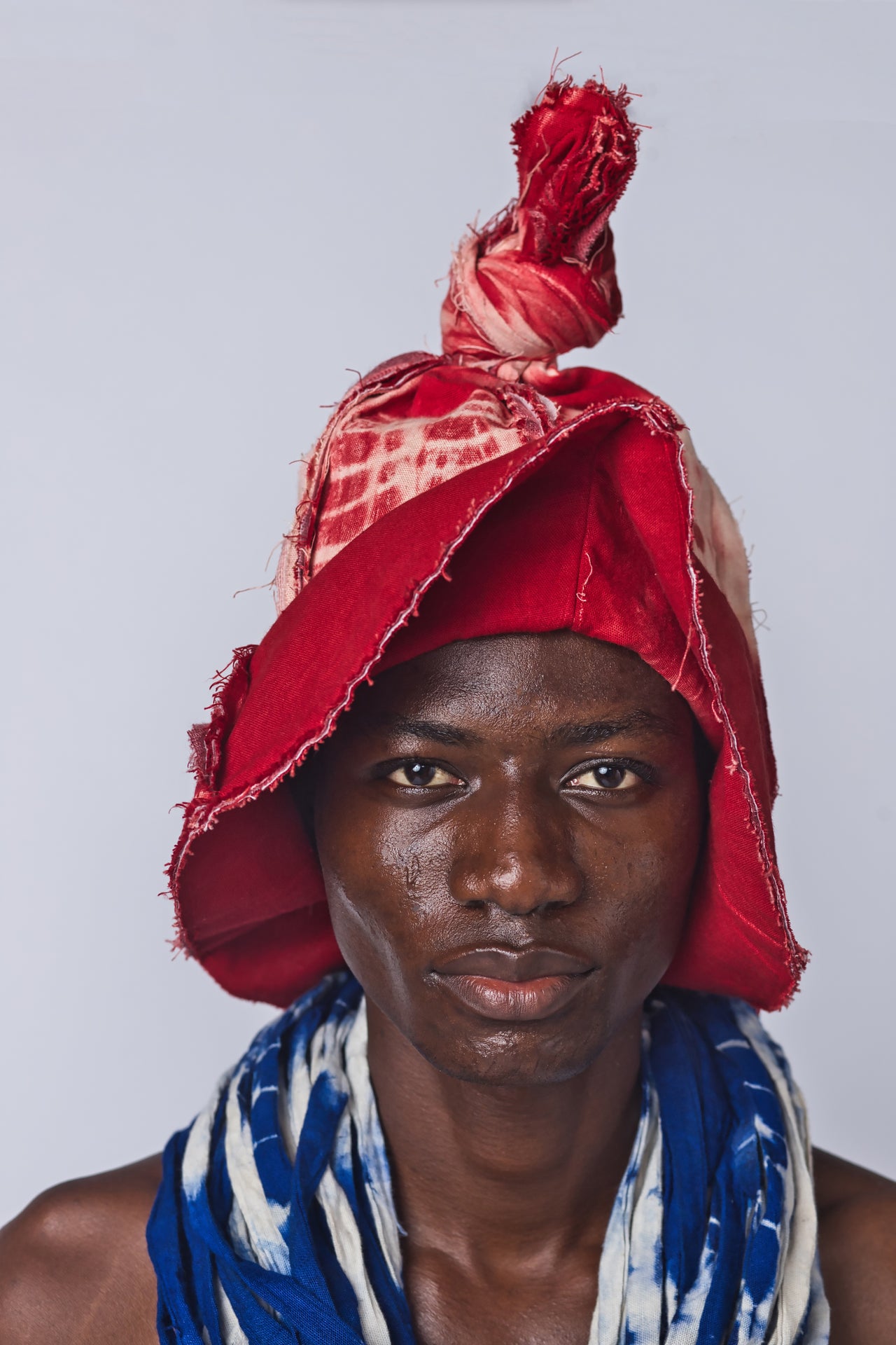 ITAM AGBON TIE AND DYE KNOTTED BUCKET HAT (RED)